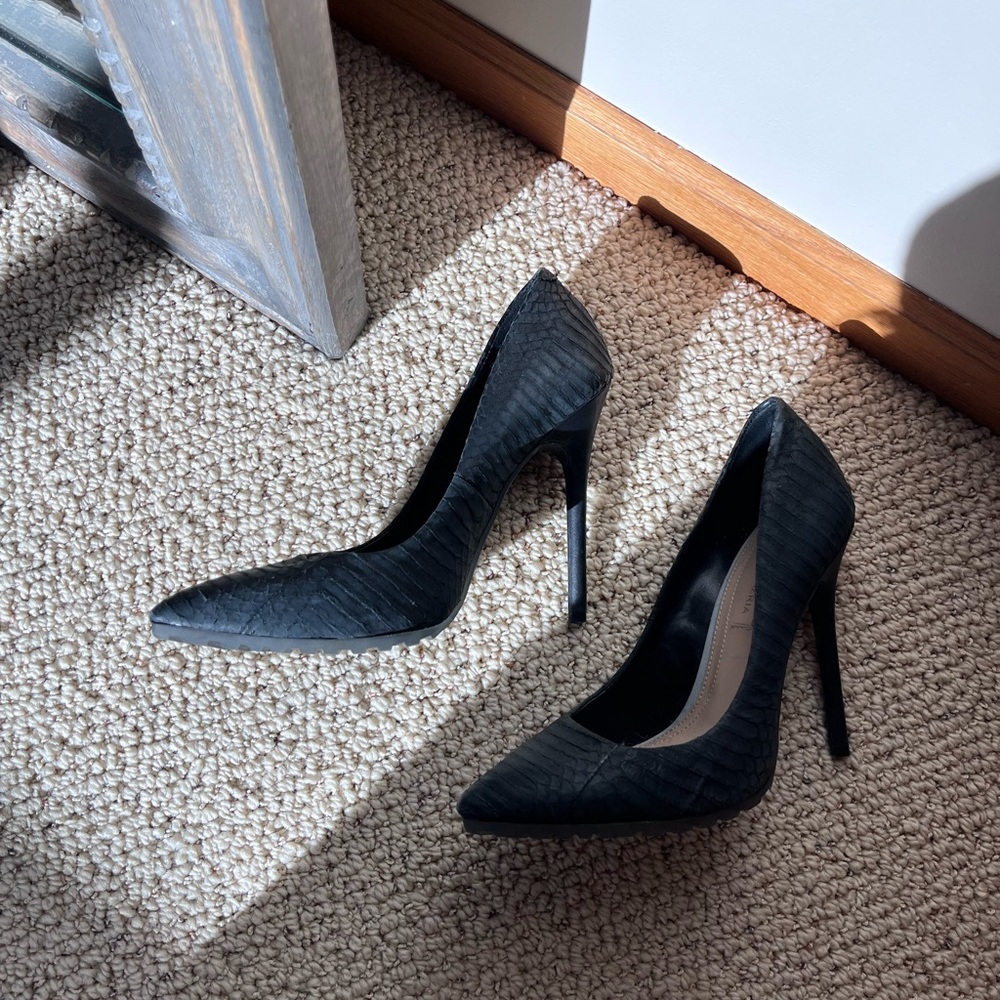 BCBG MaxAzria Heels size 7.5 - Picture 3 of 3